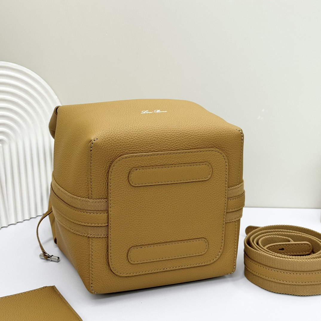 L**o p*ana Small Bale Bag Grained Calfskin 17 x 17 x 21 cm
