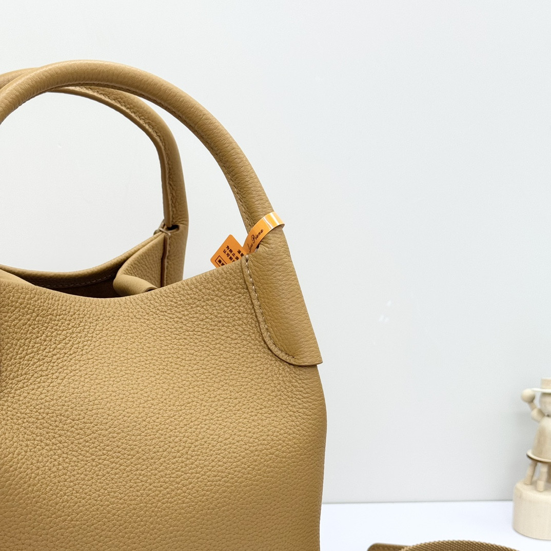 L**o p*ana Small Bale Bag Grained Calfskin 17 x 17 x 21 cm