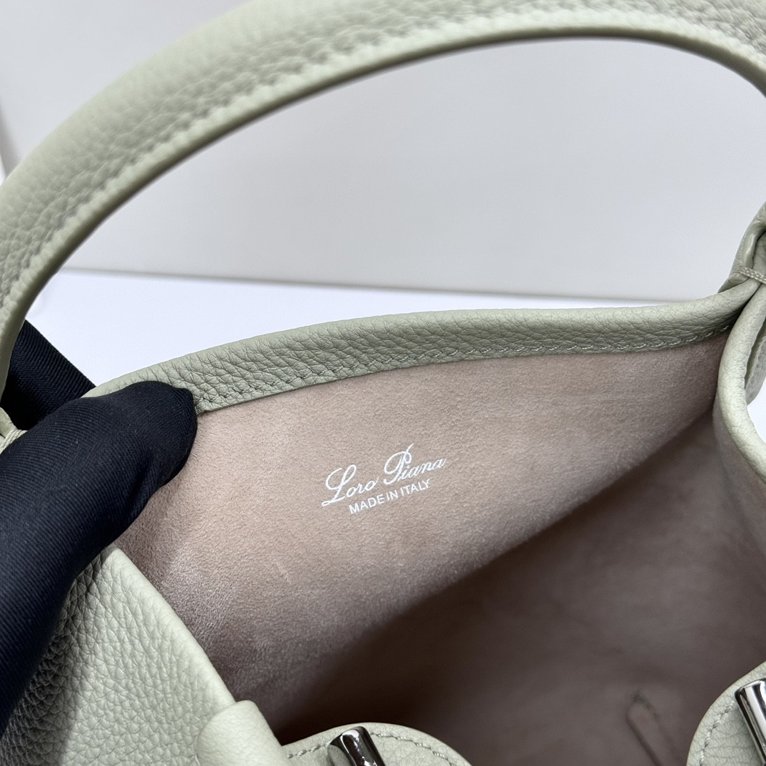 L**o p*ana Small Bale Bag Grained Calfskin 17 x 17 x 21 cm