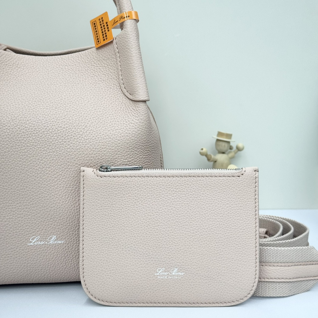 L**o p*ana Small Bale Bag Grained Calfskin 17 x 17 x 21 cm