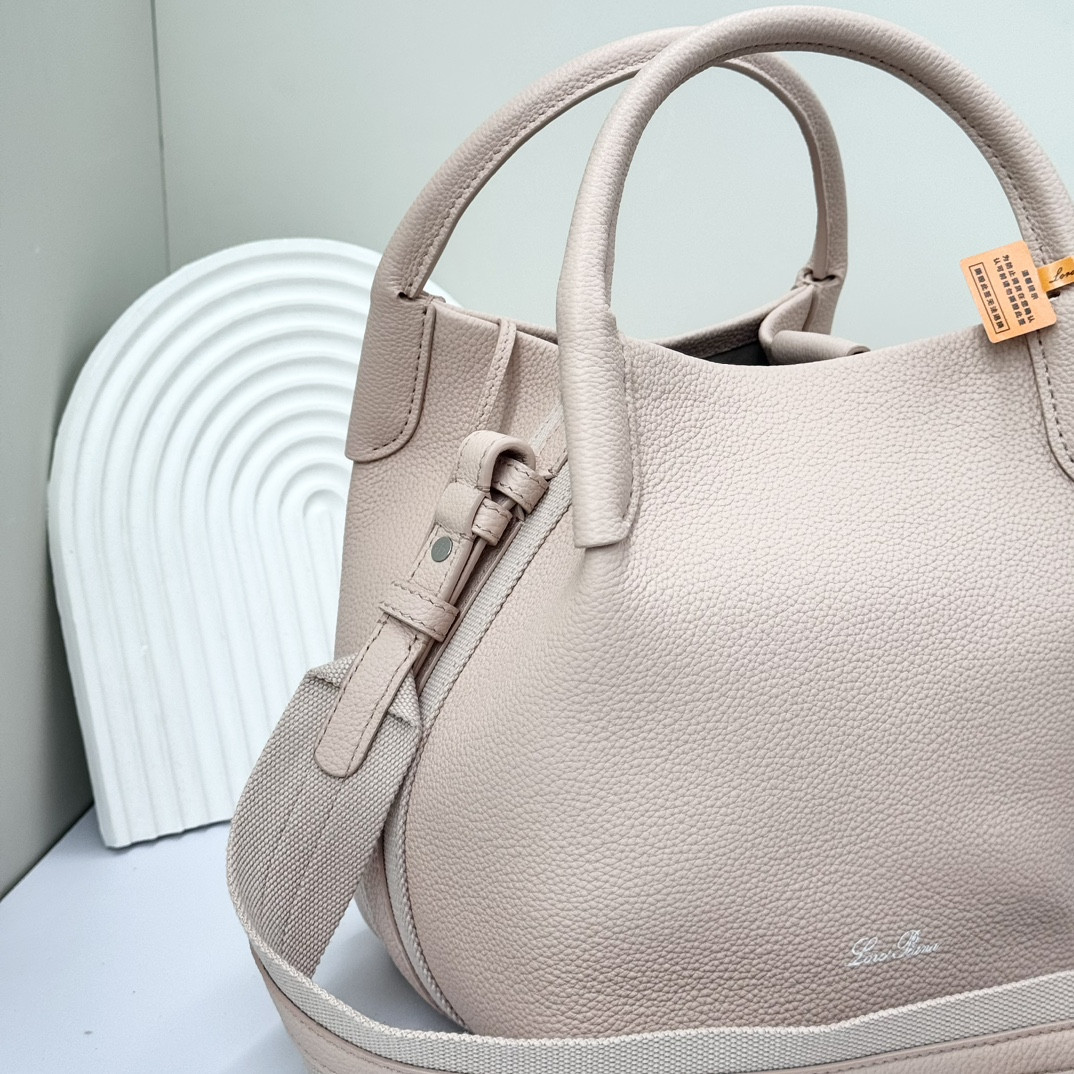 L**o p*ana Small Bale Bag Grained Calfskin 17 x 17 x 21 cm