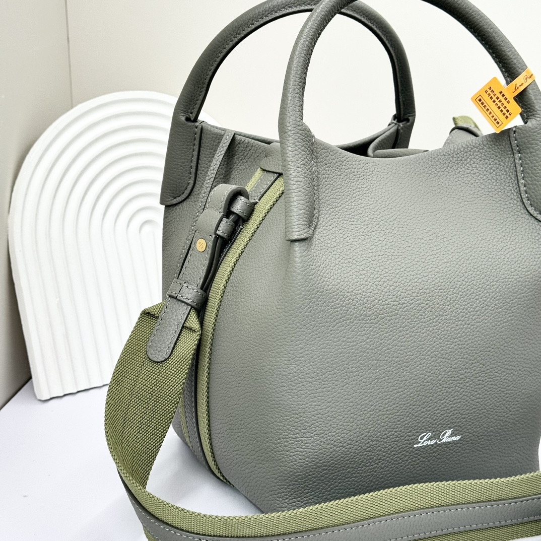 L**o p*ana Small Bale Bag Grained Calfskin 17 x 17 x 21 cm