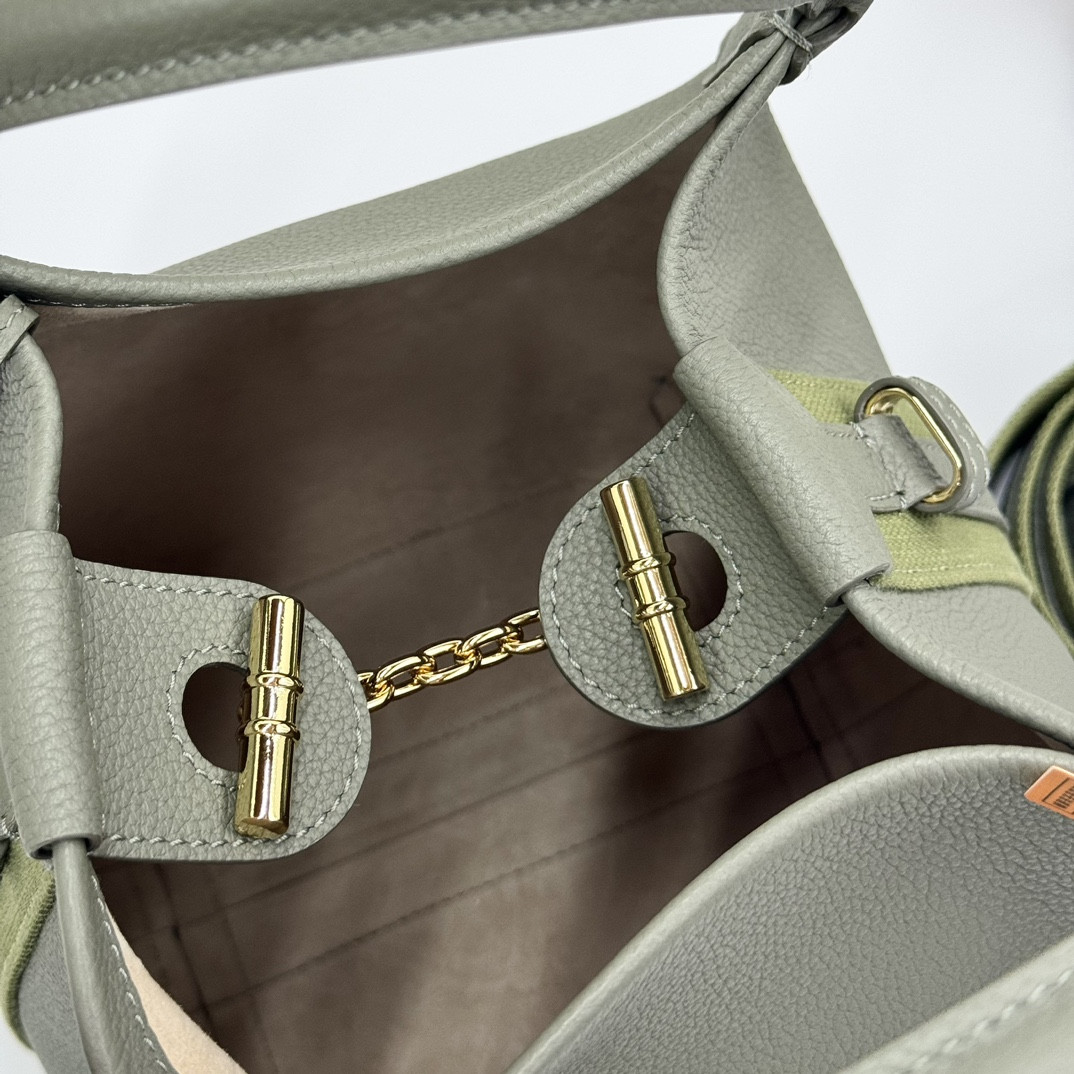 L**o p*ana Small Bale Bag Grained Calfskin 17 x 17 x 21 cm