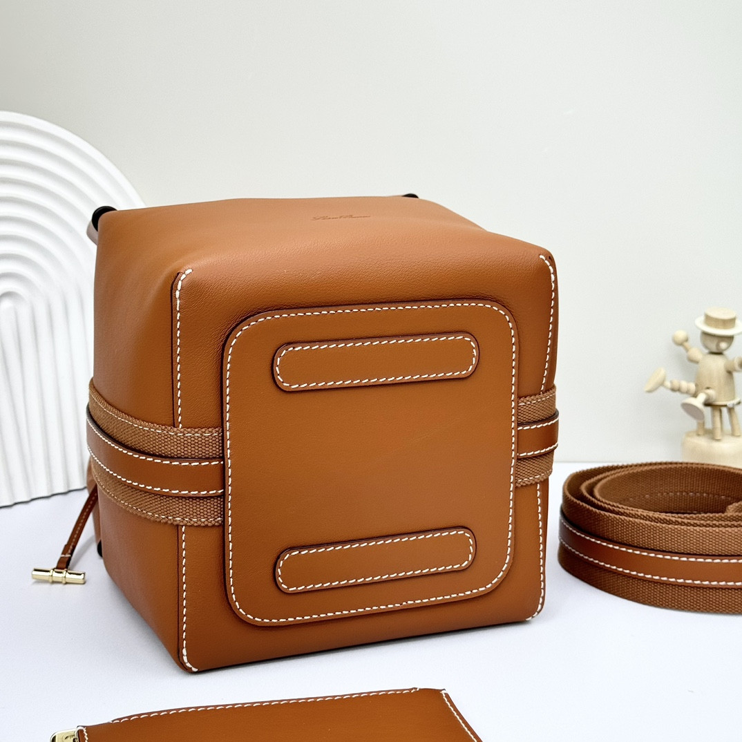 L**o p*ana Small Bale Bag Smooth Calfskin 17 x 17 x 21 cm