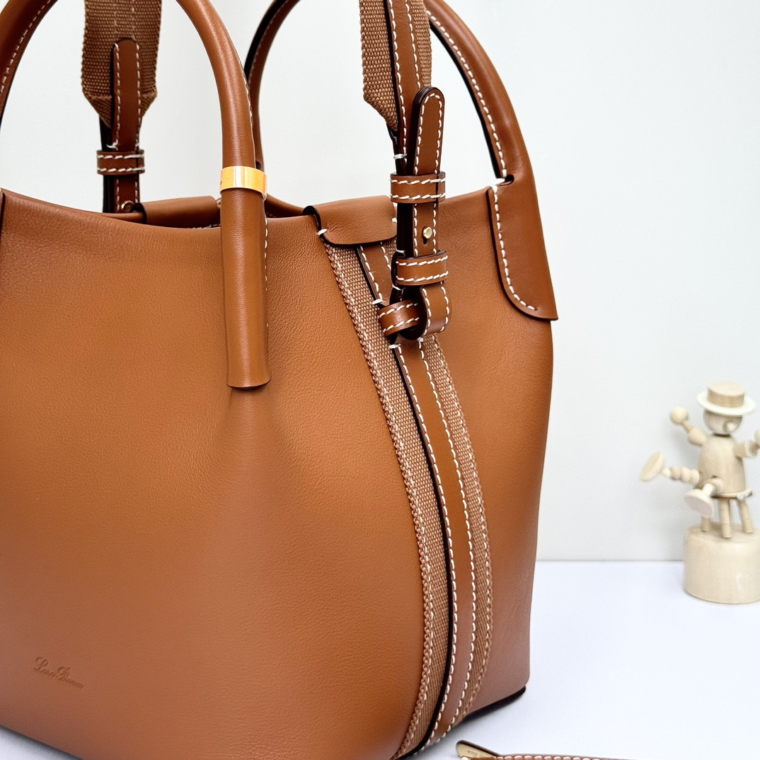 L**o p*ana Small Bale Bag Smooth Calfskin 17 x 17 x 21 cm