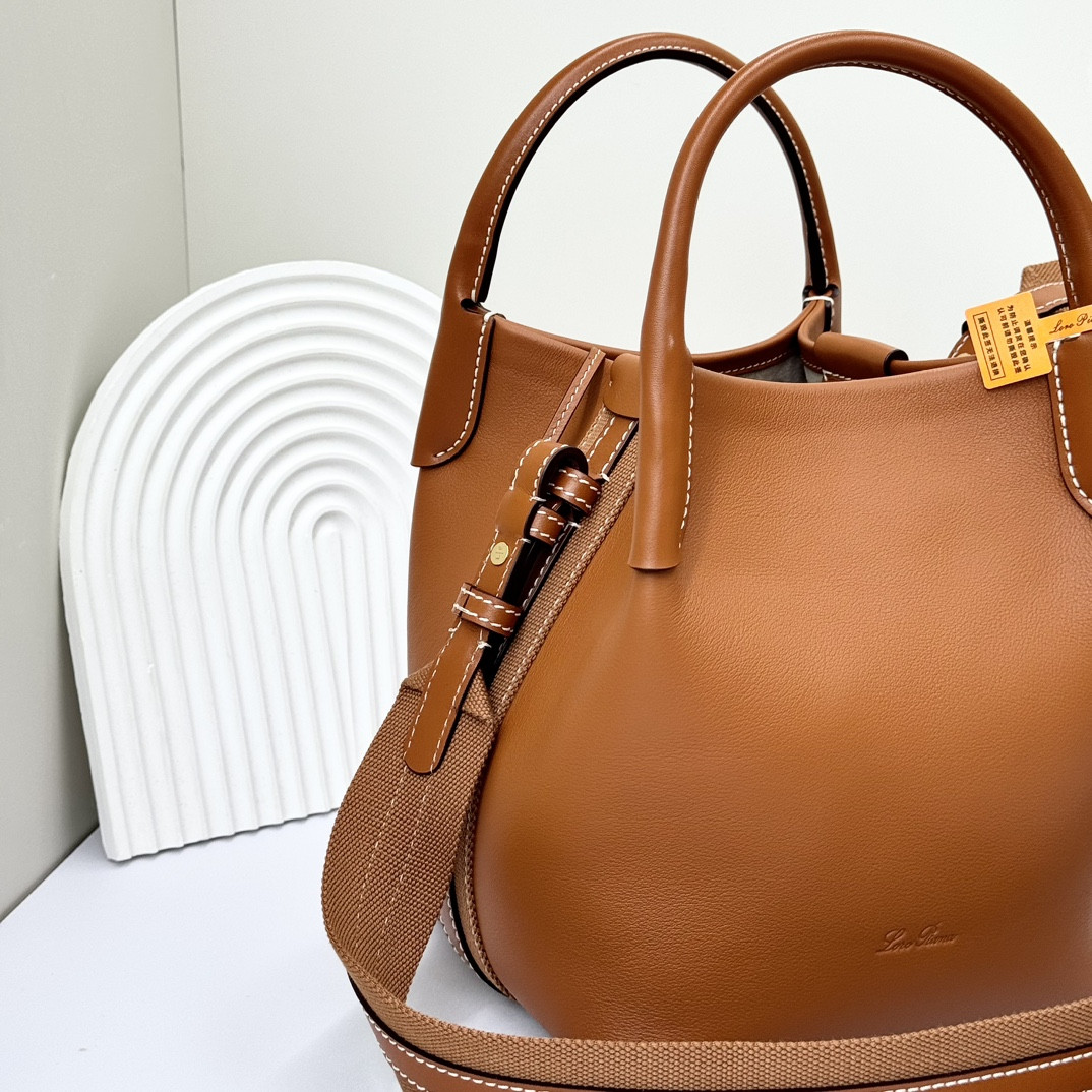 L**o p*ana Small Bale Bag Smooth Calfskin 17 x 17 x 21 cm