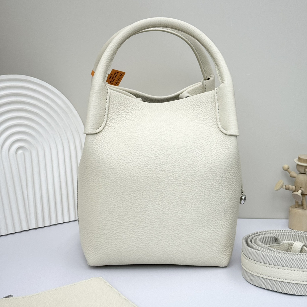 L**o p*ana Small Bale Bag Grained Calfskin 17 x 17 x 21 cm