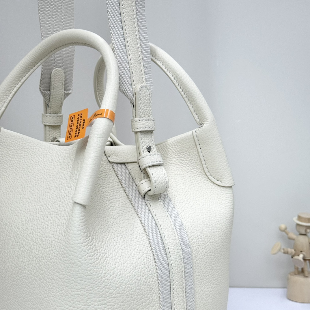 L**o p*ana Small Bale Bag Grained Calfskin 17 x 17 x 21 cm