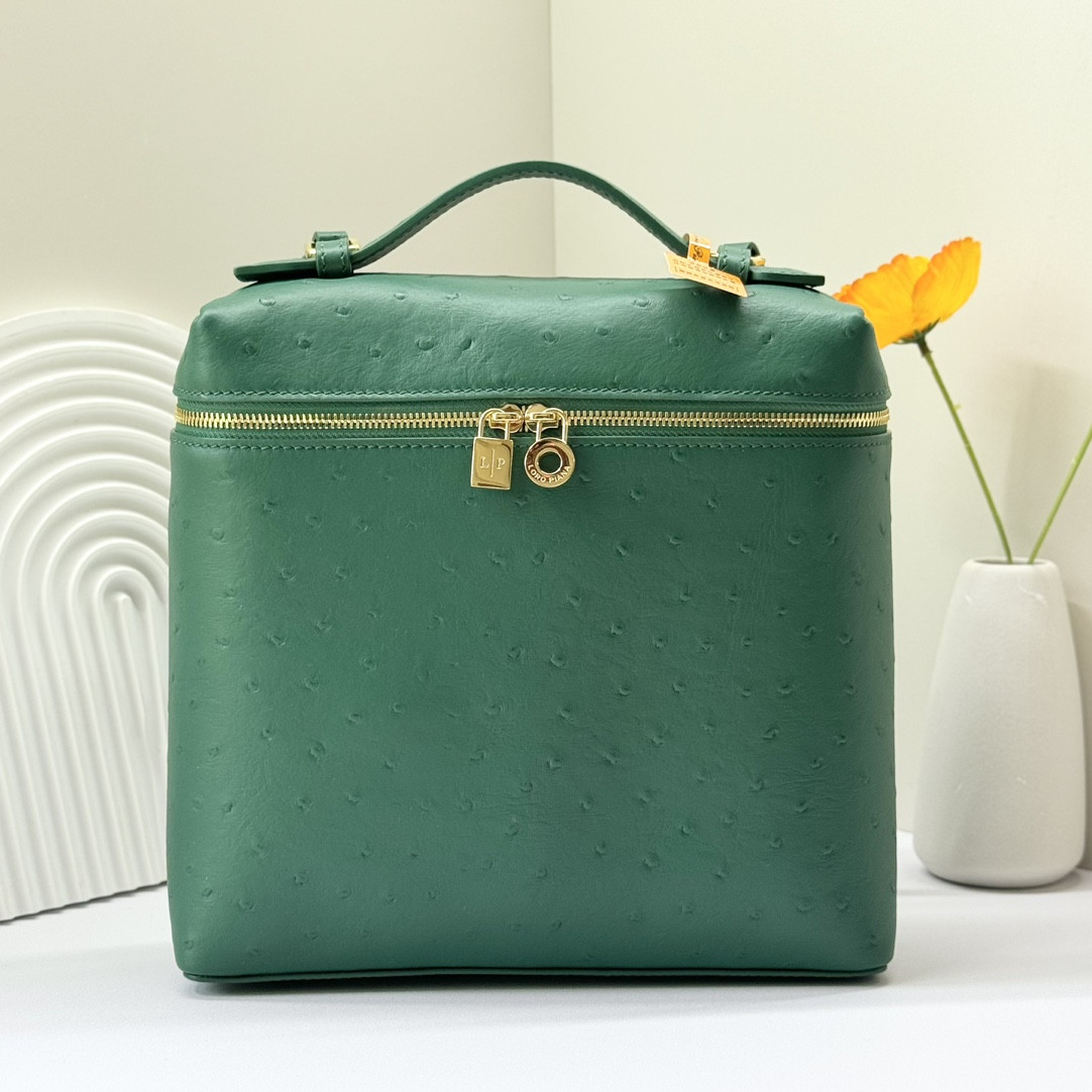 L**o p*ana Extra Pocket backpack L23.5 Ostrich-grained Leather 23 x 21 x 8 cm