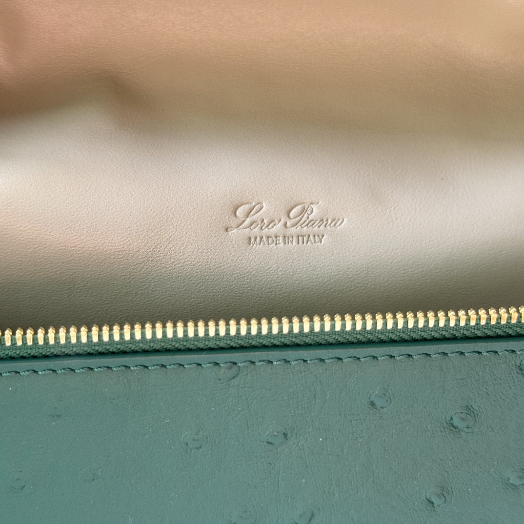 L**o p*ana Extra Pocket backpack L23.5 Ostrich-grained Leather 23 x 21 x 8 cm