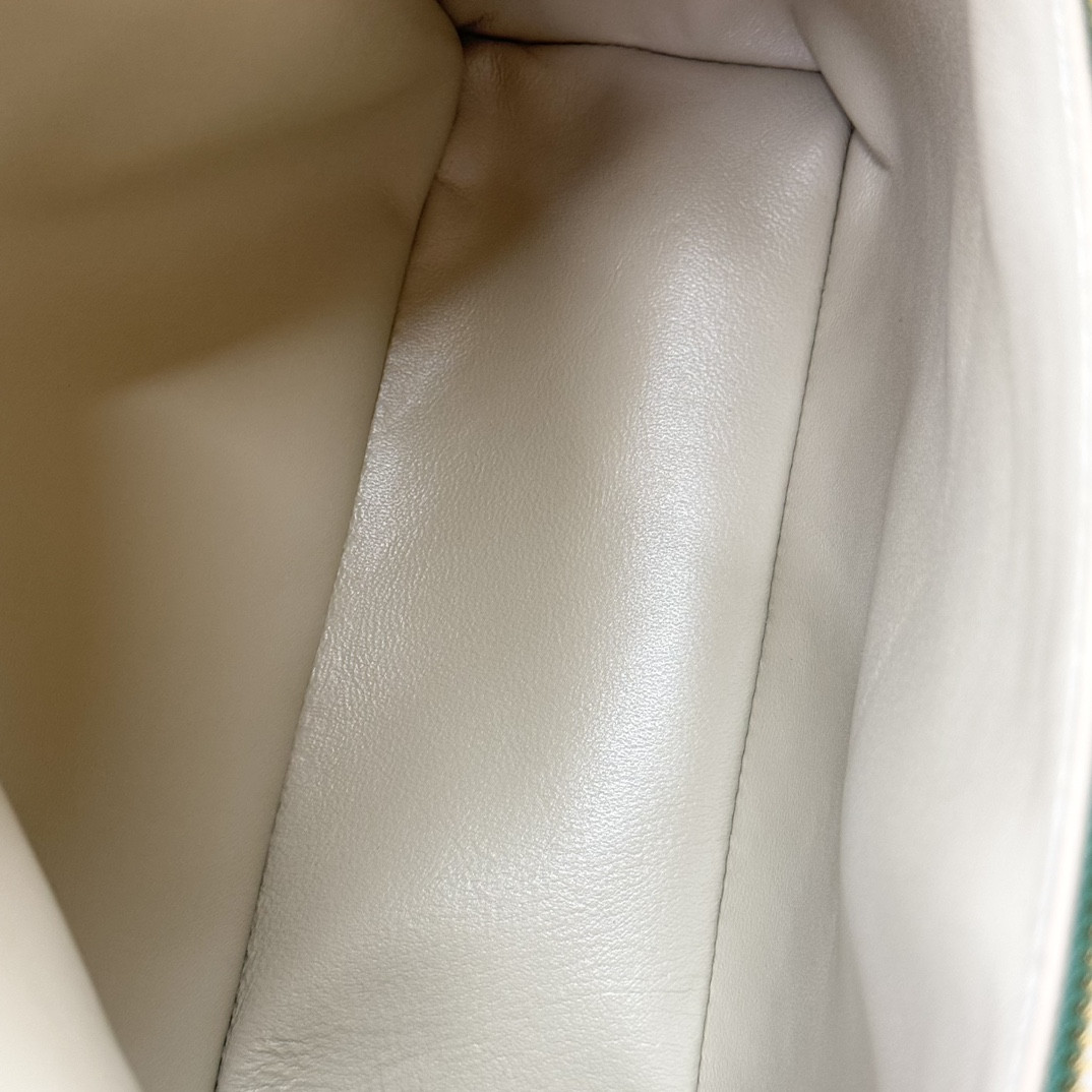 L**o p*ana Extra Pocket backpack L23.5 Ostrich-grained Leather 23 x 21 x 8 cm