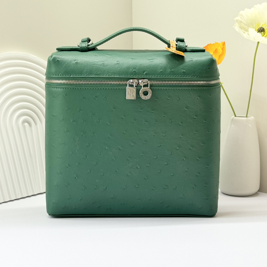 L**o p*ana Extra Pocket backpack L23.5 Ostrich-grained Leather 23 x 21 x 8 cm