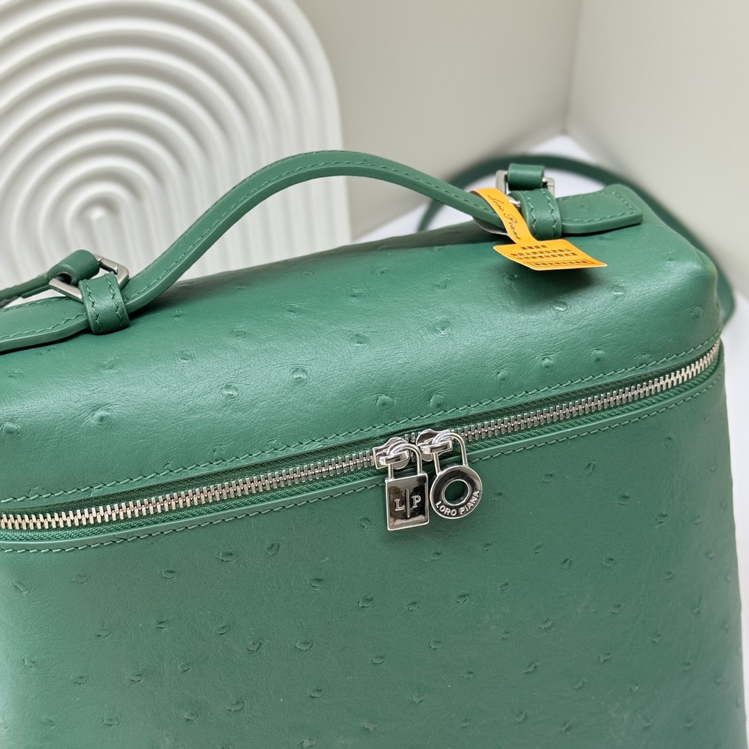 L**o p*ana Extra Pocket backpack L23.5 Ostrich-grained Leather 23 x 21 x 8 cm