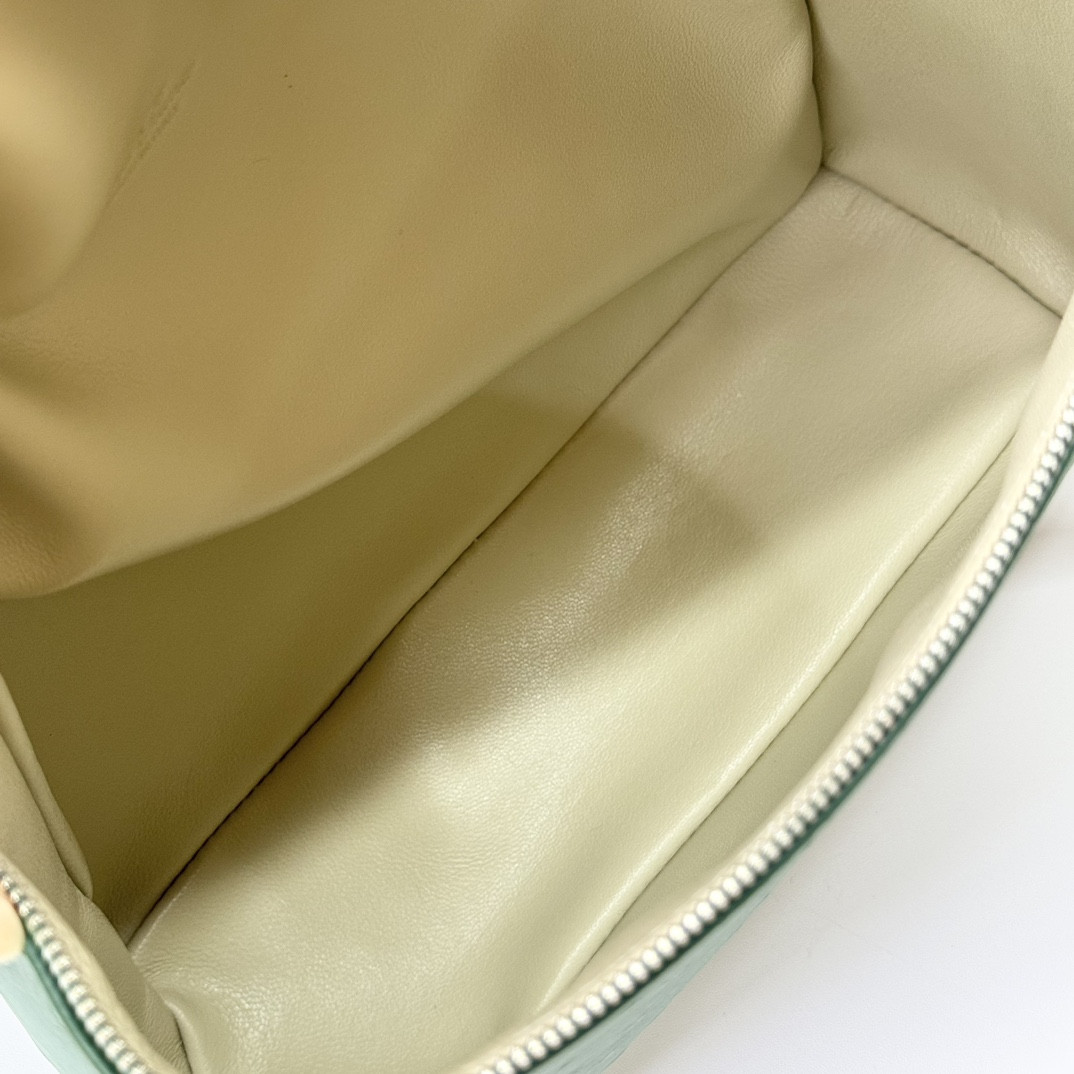 L**o p*ana Extra Pocket backpack L23.5 Ostrich-grained Leather 23 x 21 x 8 cm