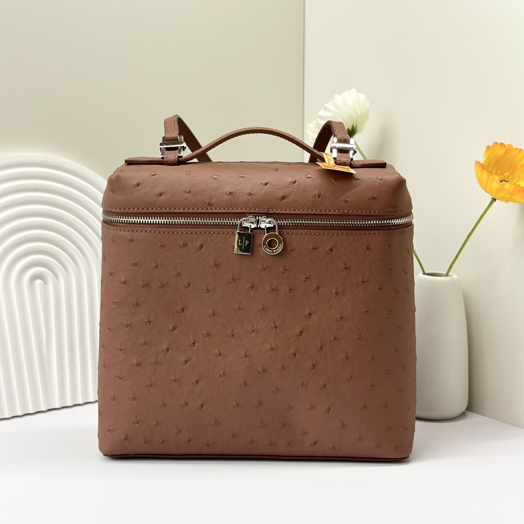 L**o p*ana Extra Pocket backpack L23.5 Ostrich-grained Leather 23 x 21 x 8 cm