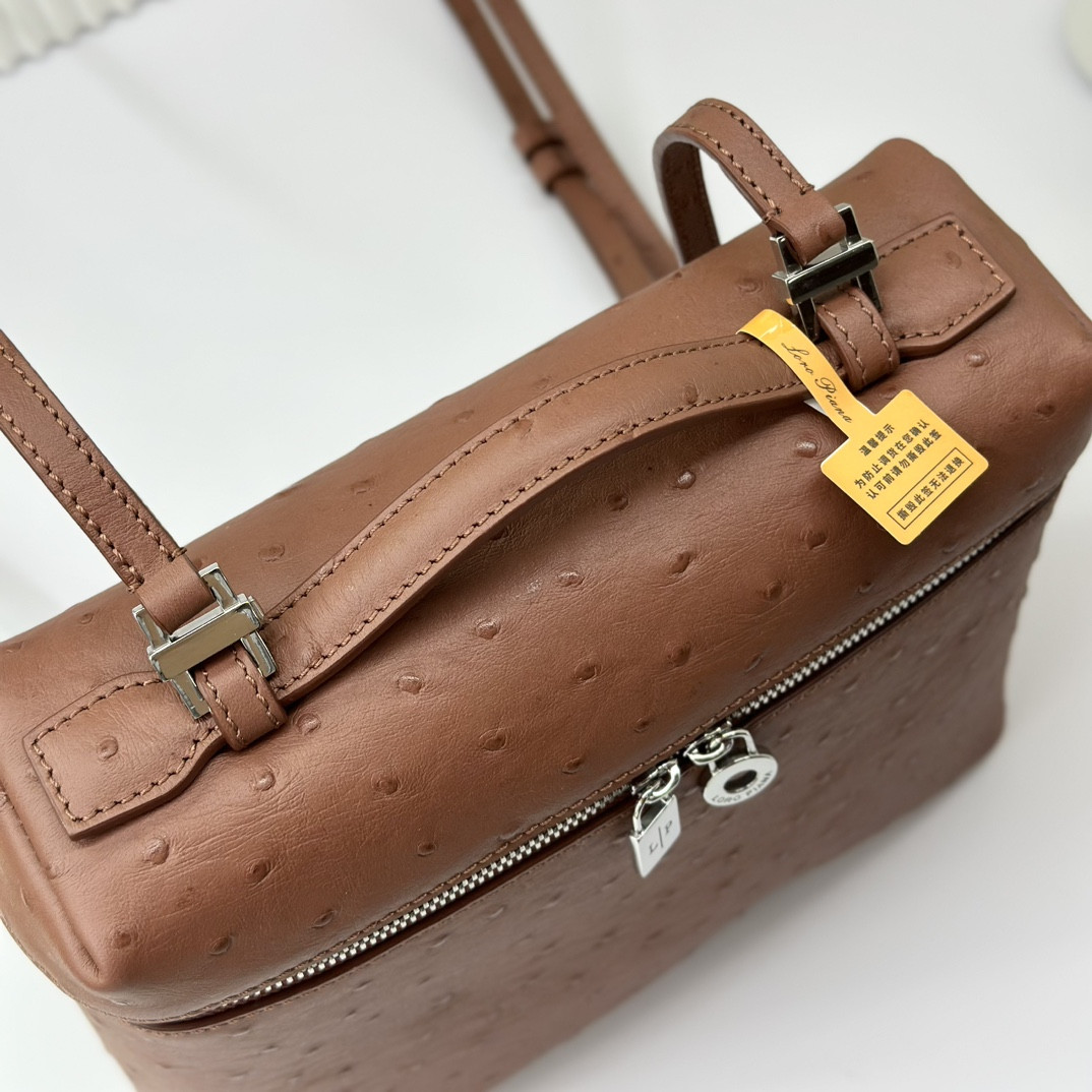 L**o p*ana Extra Pocket backpack L23.5 Ostrich-grained Leather 23 x 21 x 8 cm