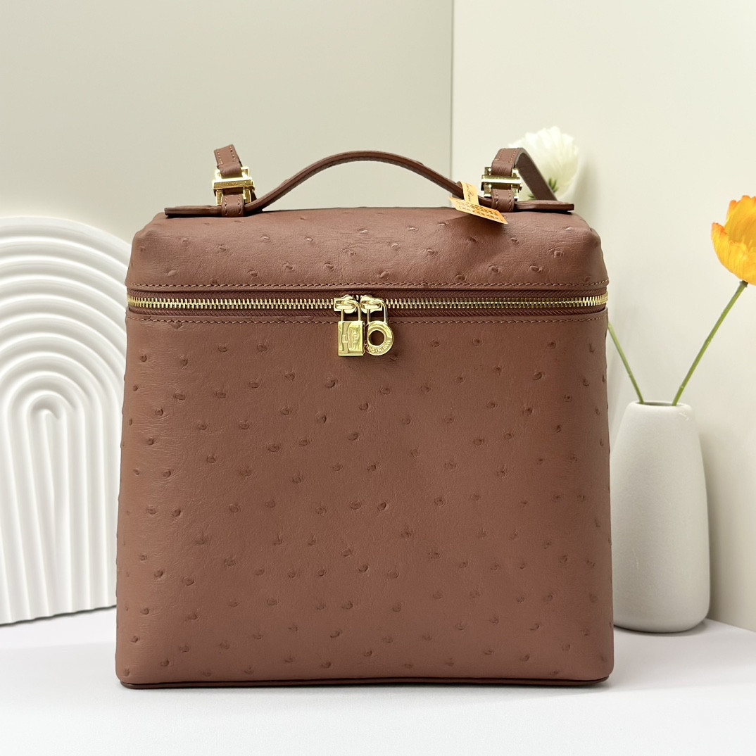 L**o p*ana Extra Pocket backpack L23.5 Ostrich-grained Leather 23 x 21 x 8 cm