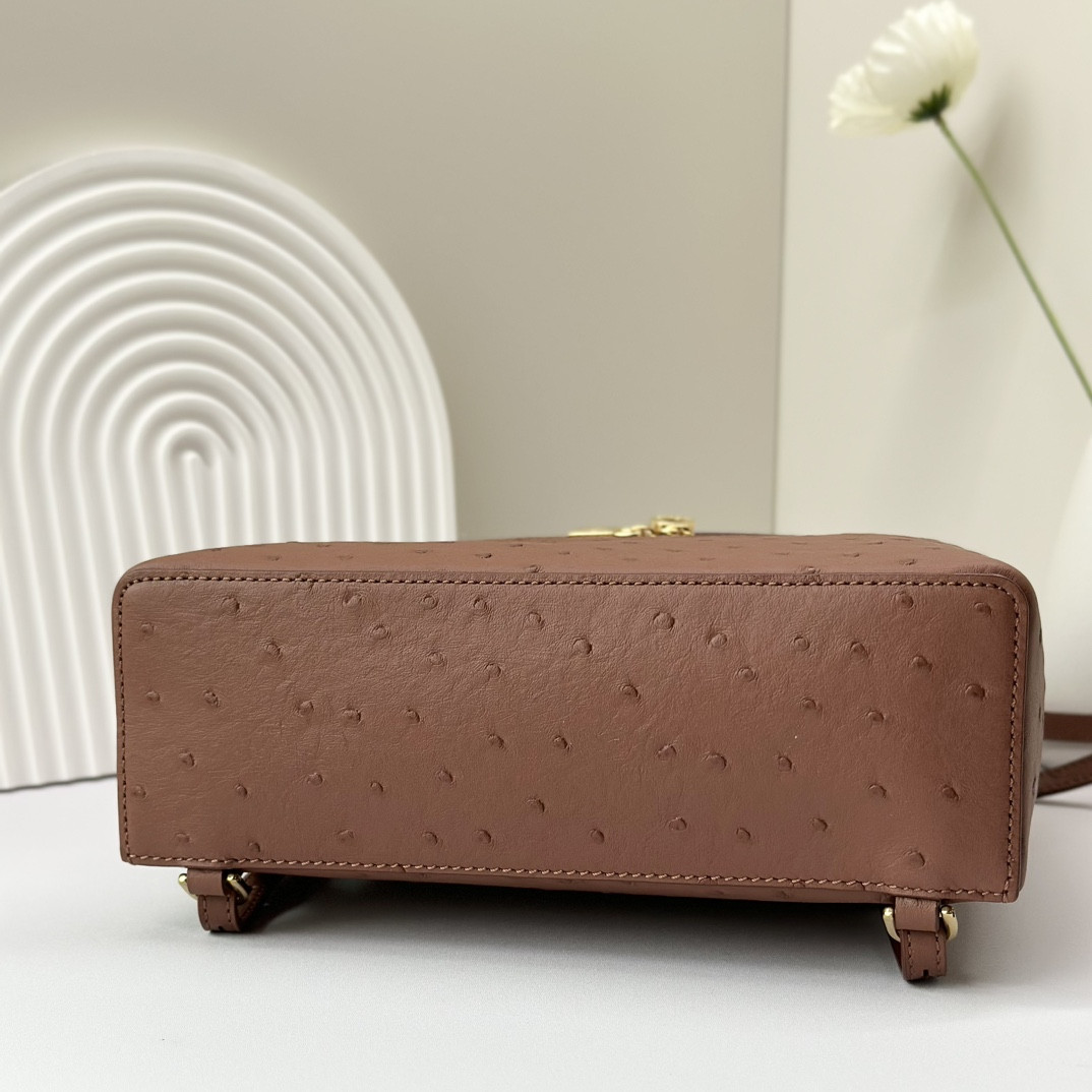 L**o p*ana Extra Pocket backpack L23.5 Ostrich-grained Leather 23 x 21 x 8 cm