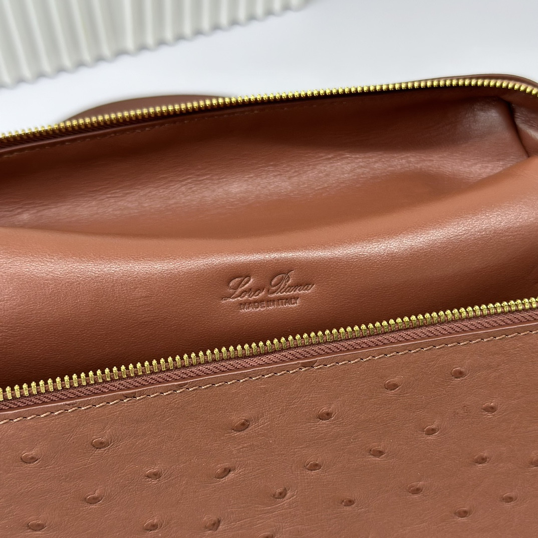 L**o p*ana Extra Pocket backpack L23.5 Ostrich-grained Leather 23 x 21 x 8 cm