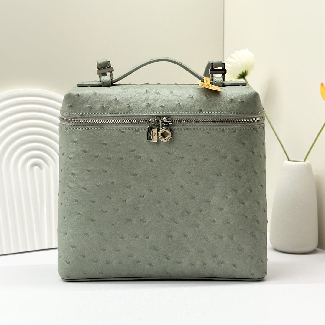 L**o p*ana Extra Pocket backpack L23.5 Ostrich-grained Leather 23 x 21 x 8 cm