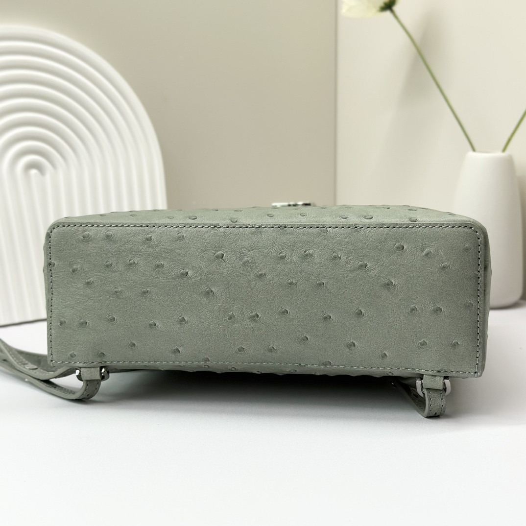 L**o p*ana Extra Pocket backpack L23.5 Ostrich-grained Leather 23 x 21 x 8 cm