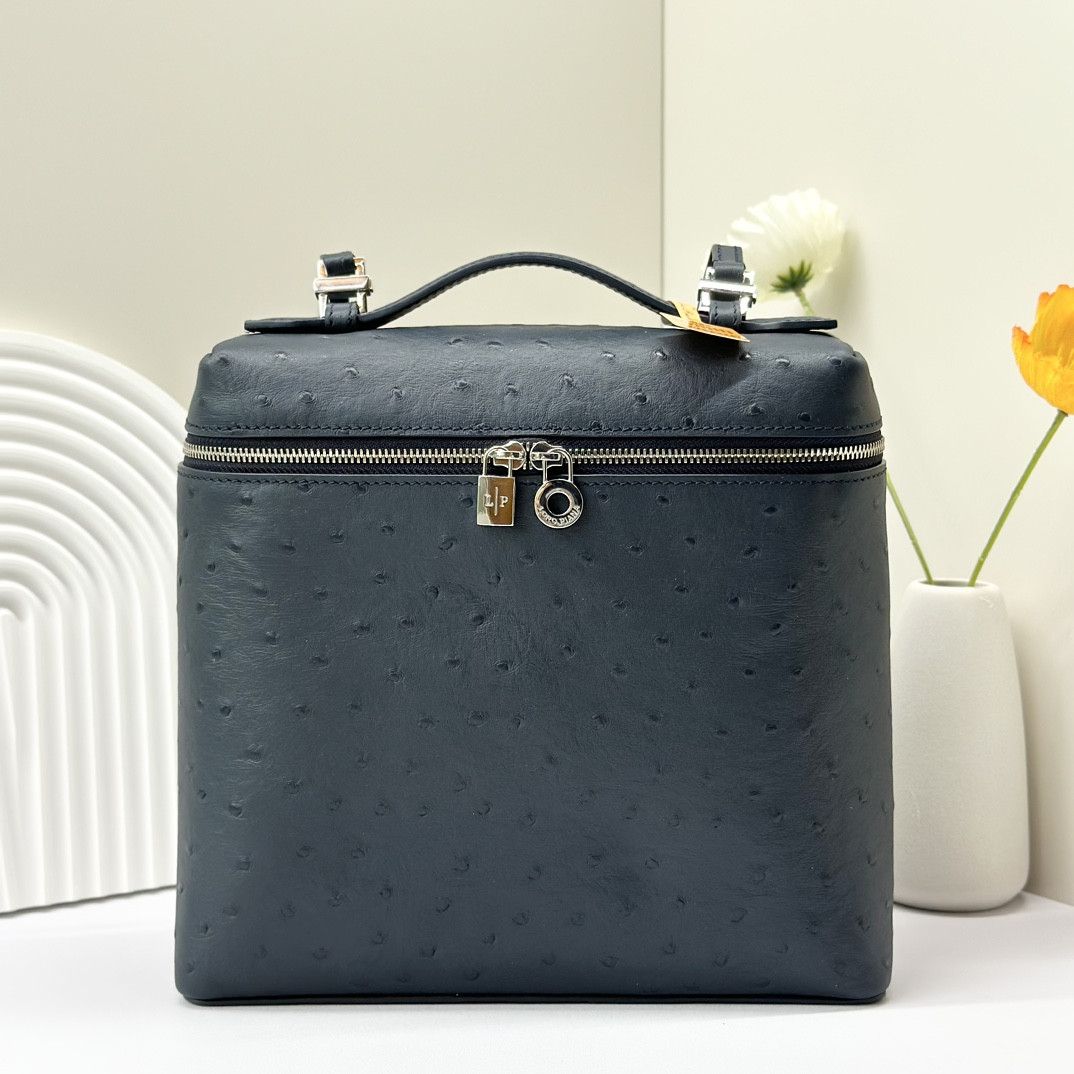 L**o p*ana Extra Pocket backpack L23.5 Ostrich-grained Leather 23 x 21 x 8 cm