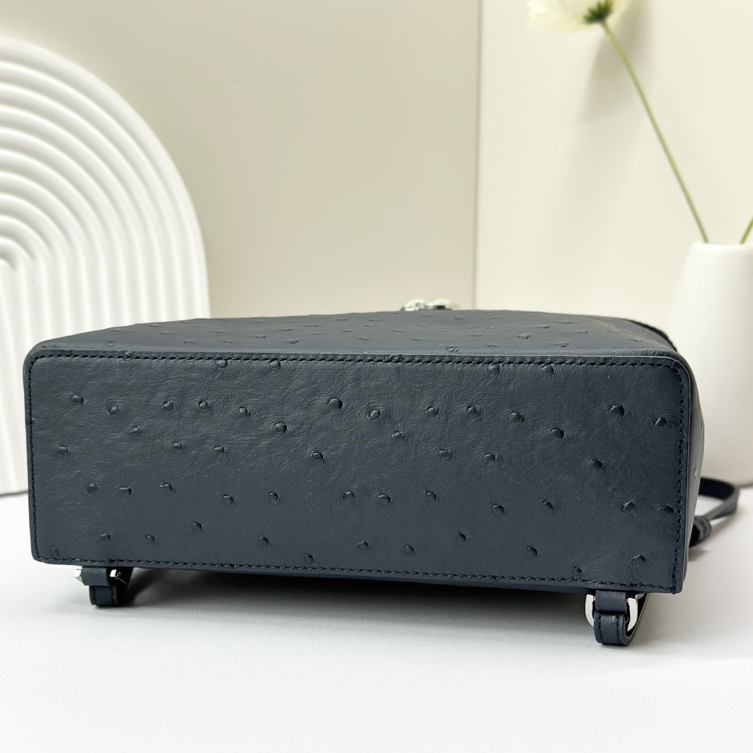 L**o p*ana Extra Pocket backpack L23.5 Ostrich-grained Leather 23 x 21 x 8 cm