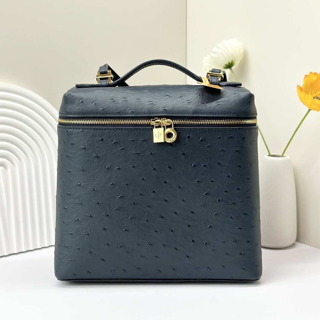 L**o p*ana Extra Pocket backpack L23.5 Ostrich-grained Leather 23 x 21 x 8 cm