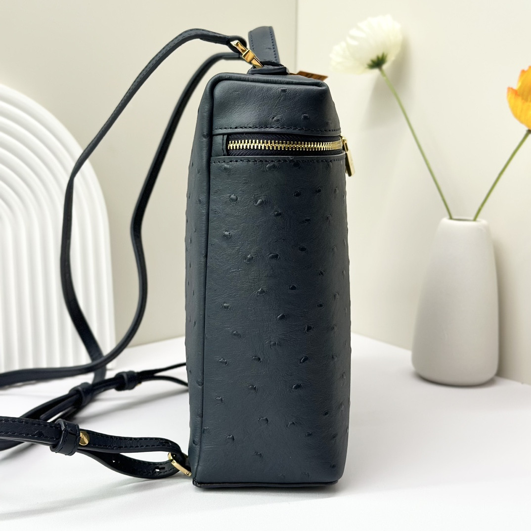 L**o p*ana Extra Pocket backpack L23.5 Ostrich-grained Leather 23 x 21 x 8 cm