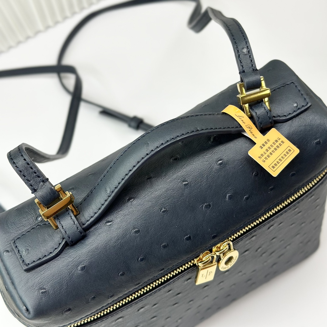 L**o p*ana Extra Pocket backpack L23.5 Ostrich-grained Leather 23 x 21 x 8 cm