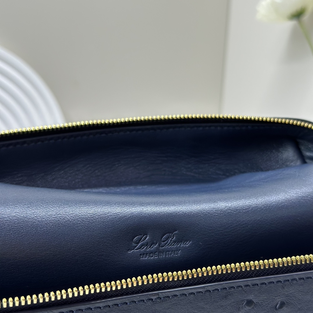 L**o p*ana Extra Pocket backpack L23.5 Ostrich-grained Leather 23 x 21 x 8 cm