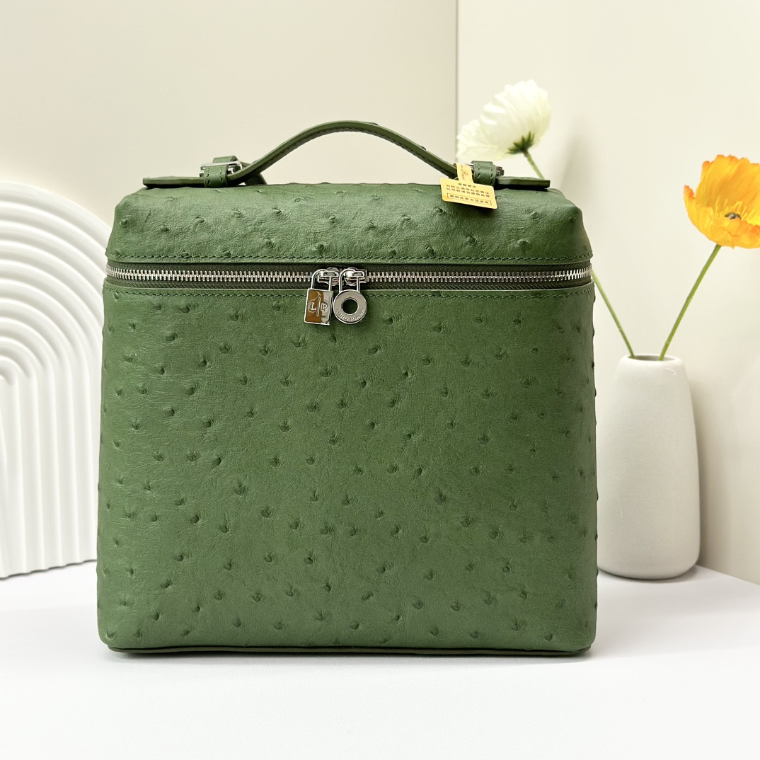 L**o p*ana Extra Pocket backpack L23.5 Ostrich-grained Leather 23 x 21 x 8 cm