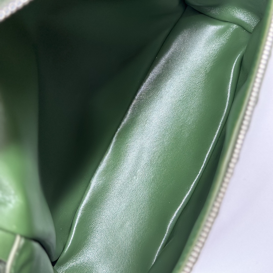 L**o p*ana Extra Pocket backpack L23.5 Ostrich-grained Leather 23 x 21 x 8 cm