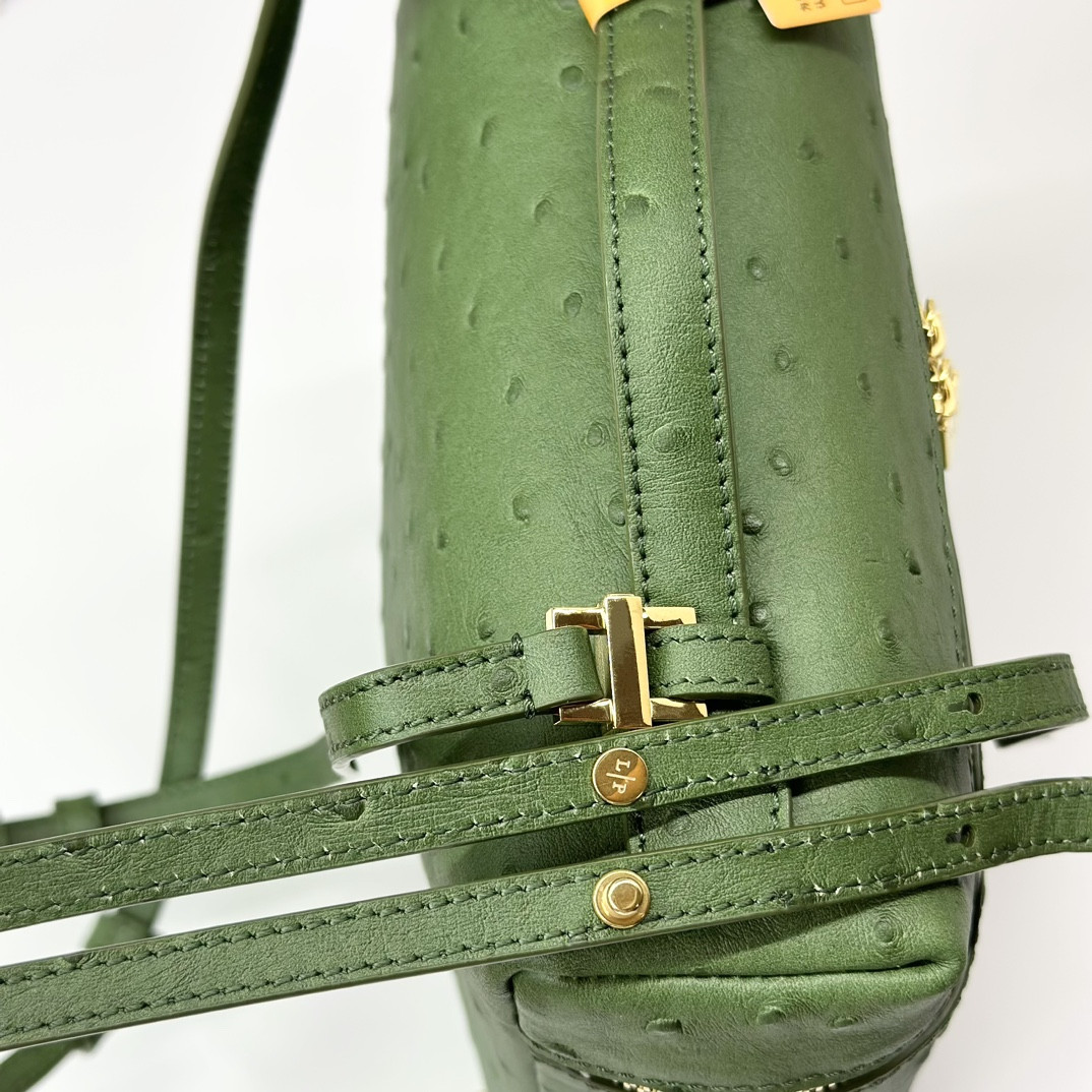 L**o p*ana Extra Pocket backpack L23.5 Ostrich-grained Leather 23 x 21 x 8 cm