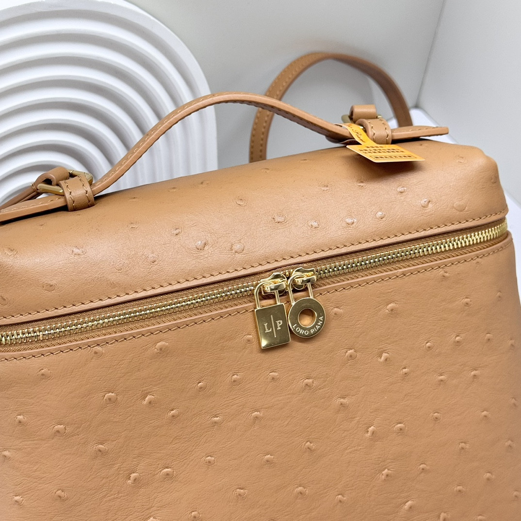 L**o p*ana Extra Pocket backpack L23.5 Ostrich-grained Leather 23 x 21 x 8 cm