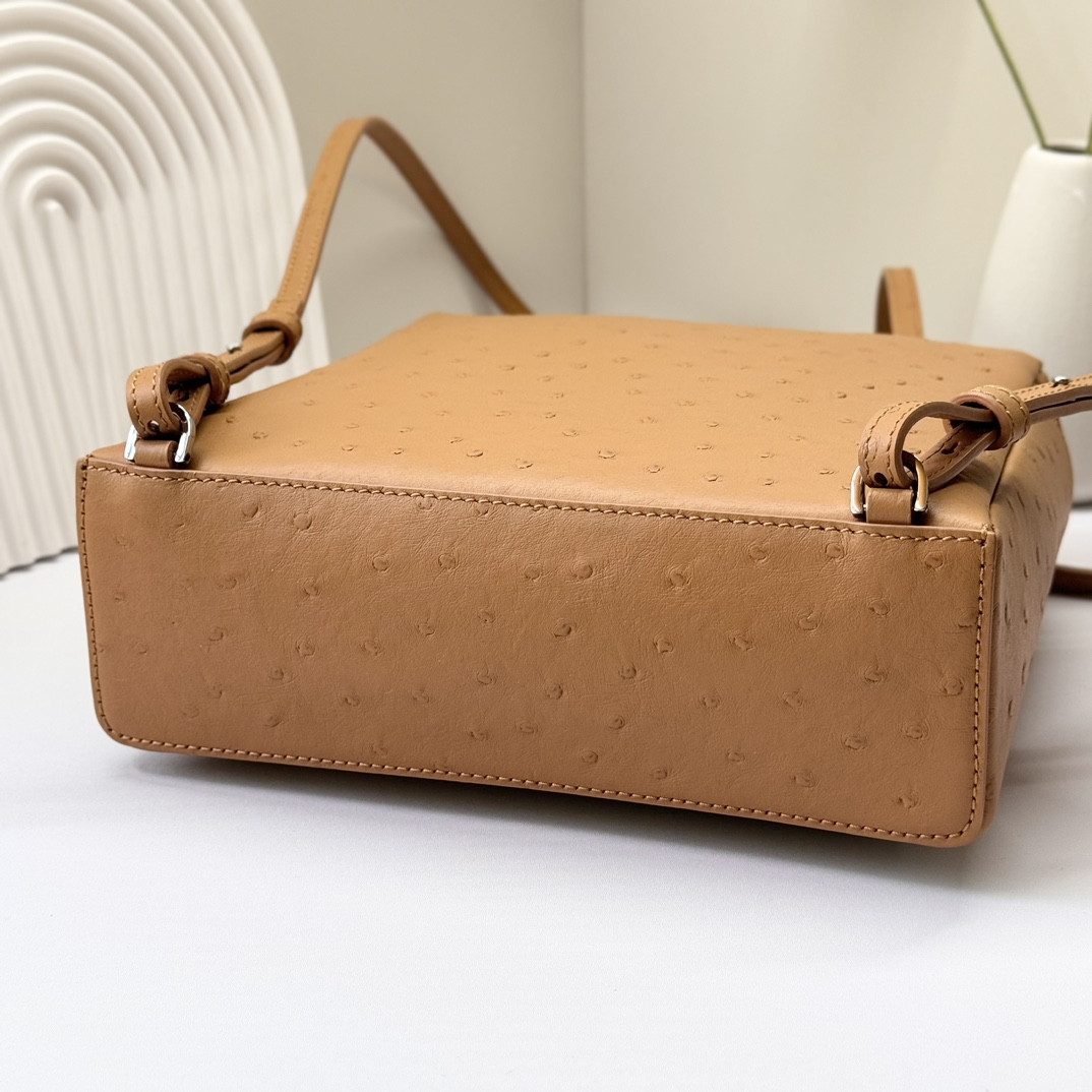 L**o p*ana Extra Pocket backpack L23.5 Ostrich-grained Leather 23 x 21 x 8 cm