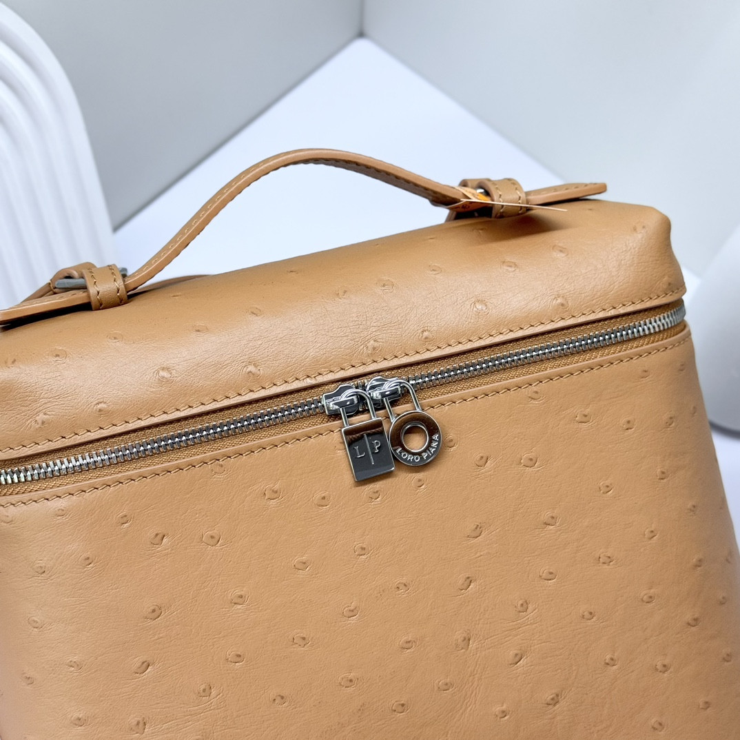 L**o p*ana Extra Pocket backpack L23.5 Ostrich-grained Leather 23 x 21 x 8 cm