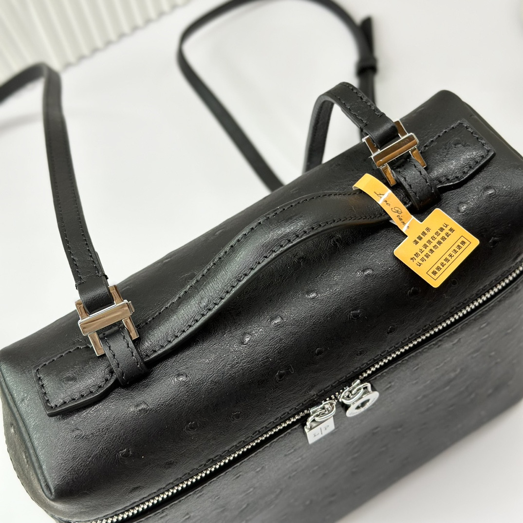 L**o p*ana Extra Pocket backpack L23.5 Ostrich-grained Leather 23 x 21 x 8 cm