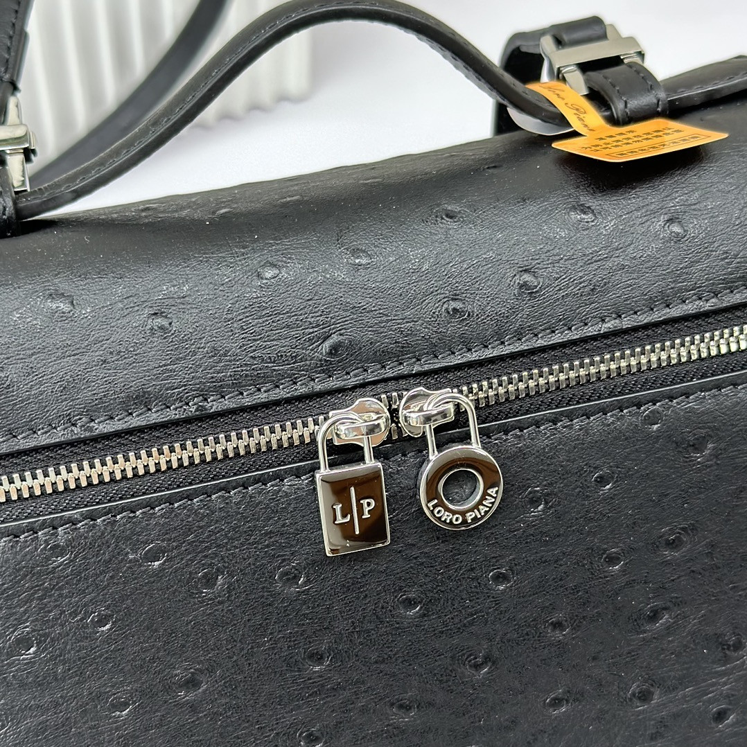 L**o p*ana Extra Pocket backpack L23.5 Ostrich-grained Leather 23 x 21 x 8 cm