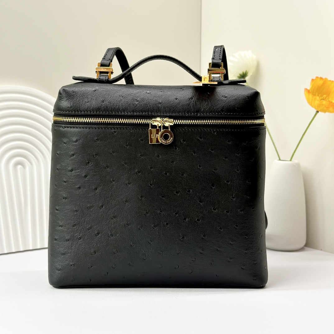 L**o p*ana Extra Pocket backpack L23.5 Ostrich-grained Leather 23 x 21 x 8 cm