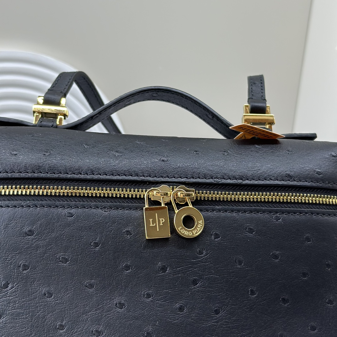 L**o p*ana Extra Pocket backpack L23.5 Ostrich-grained Leather 23 x 21 x 8 cm