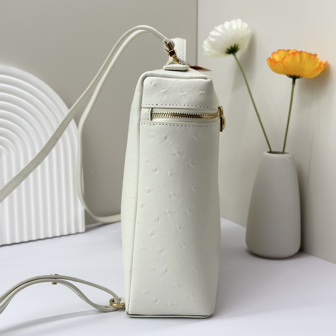 L**o p*ana Extra Pocket backpack L23.5 Ostrich-grained Leather 23 x 21 x 8 cm