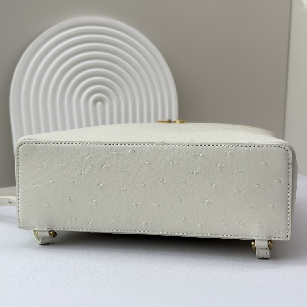 L**o p*ana Extra Pocket backpack L23.5 Ostrich-grained Leather 23 x 21 x 8 cm