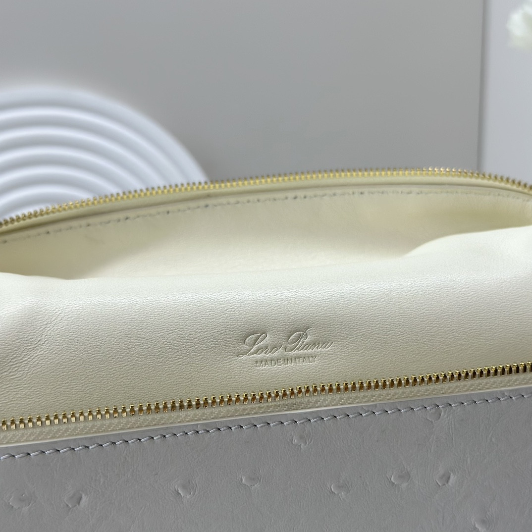 L**o p*ana Extra Pocket backpack L23.5 Ostrich-grained Leather 23 x 21 x 8 cm