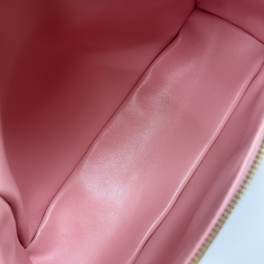 L**o p*ana Extra Pocket backpack L23.5 Ostrich-grained Leather 23 x 21 x 8 cm