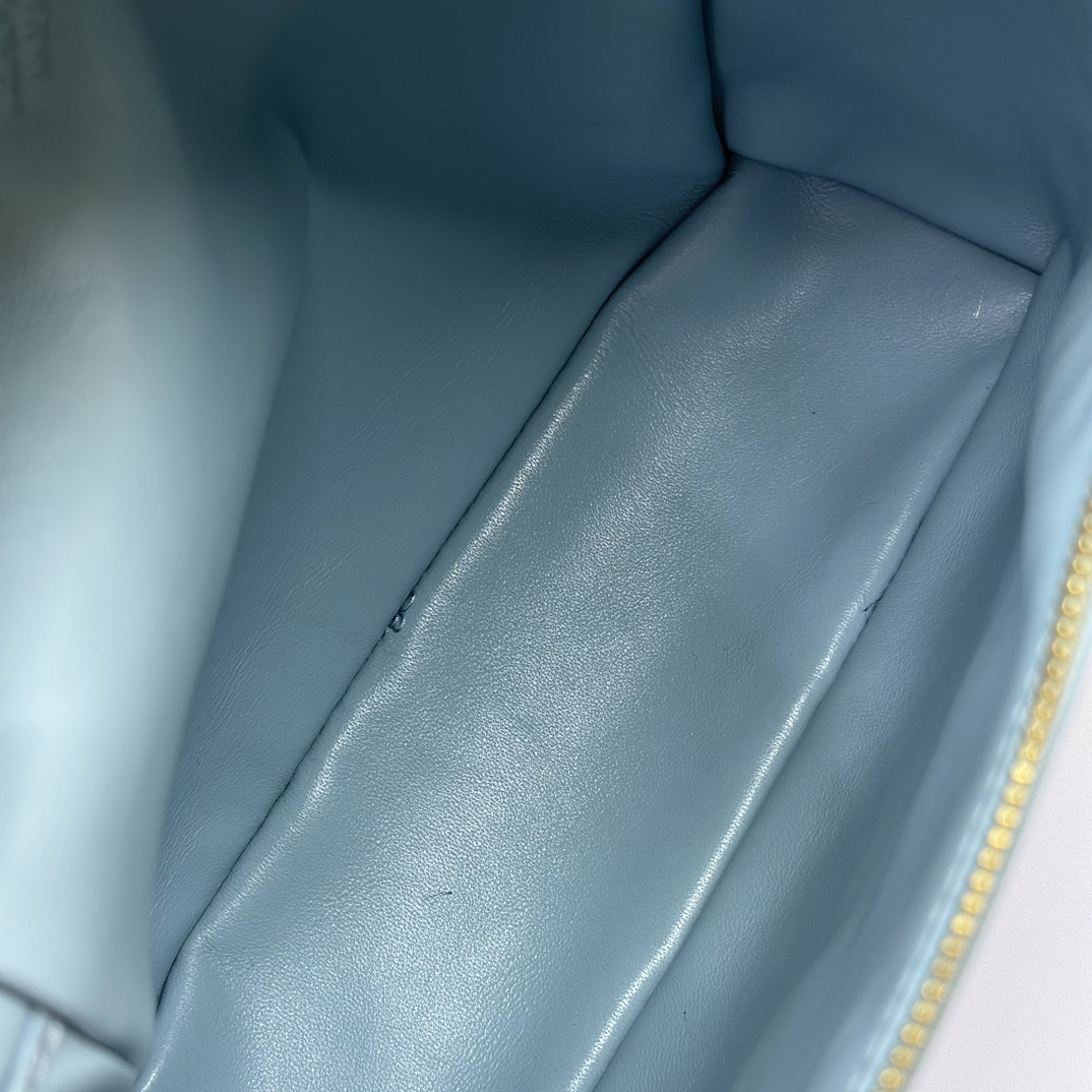 L**o p*ana Extra Pocket backpack L23.5 Ostrich-grained Leather 23 x 21 x 8 cm