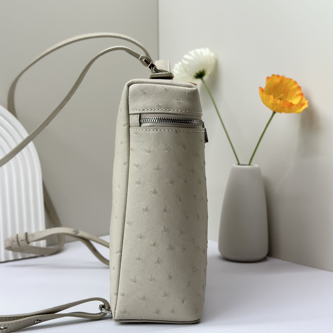 L**o p*ana Extra Pocket backpack L23.5 Ostrich-grained Leather 23 x 21 x 8 cm