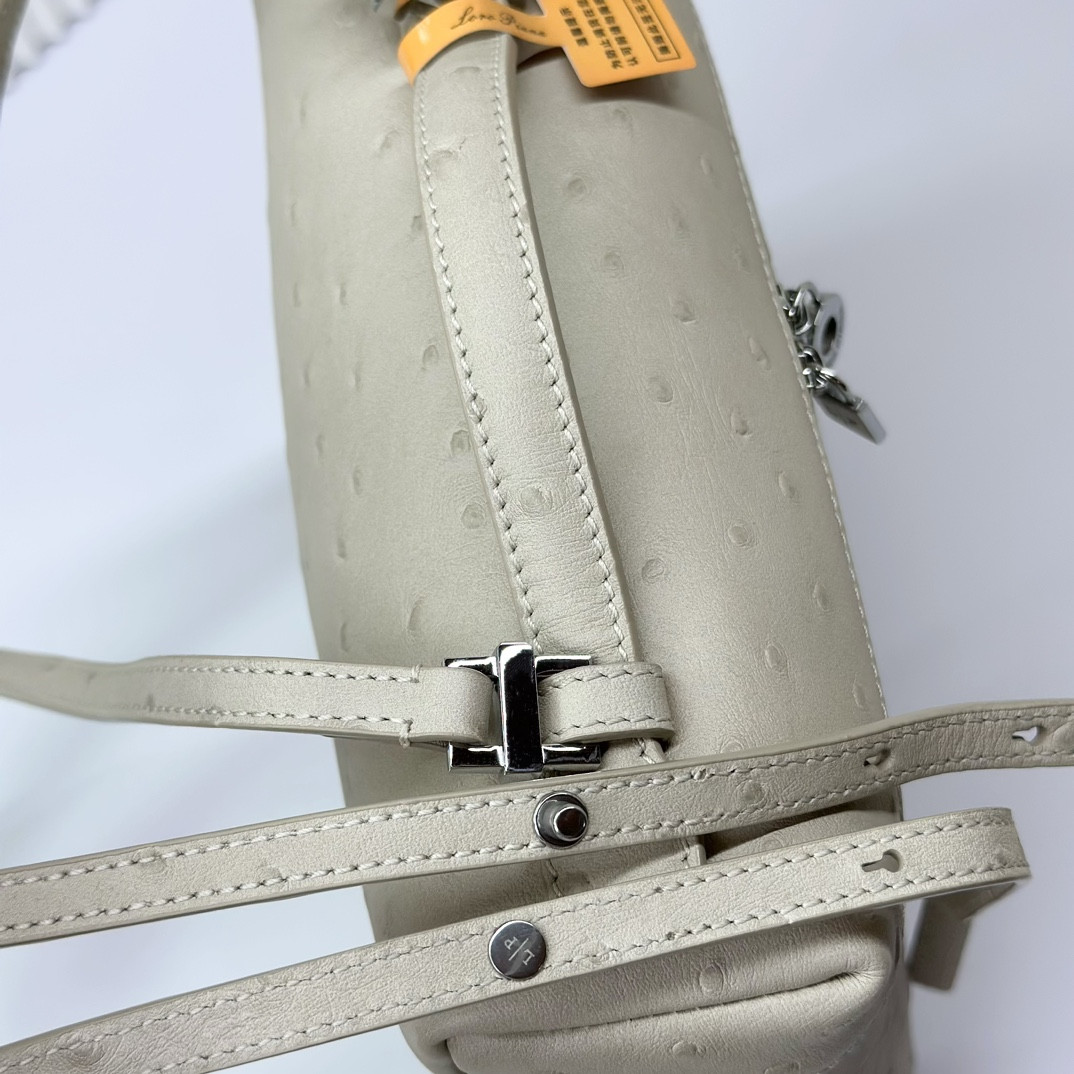 L**o p*ana Extra Pocket backpack L23.5 Ostrich-grained Leather 23 x 21 x 8 cm