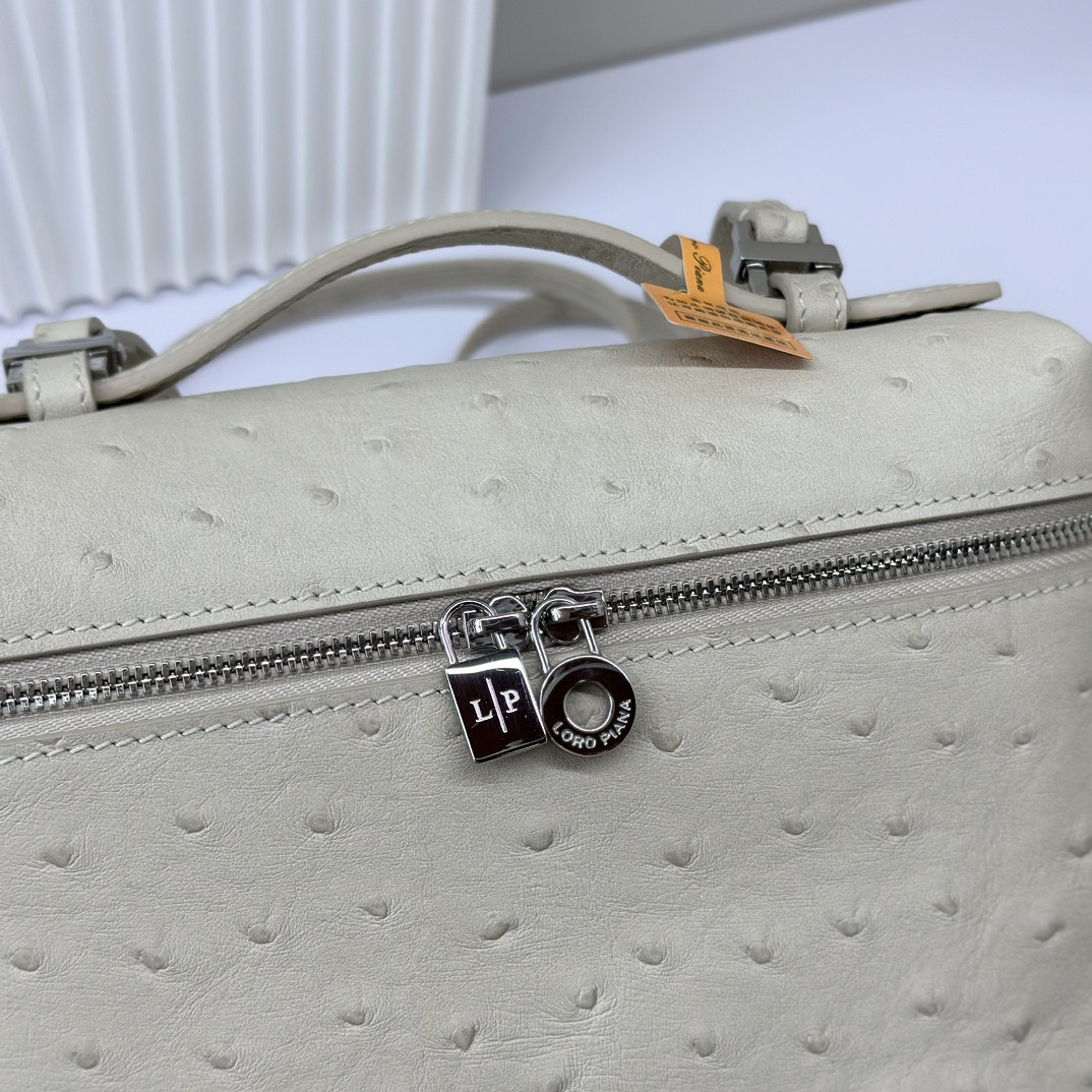 L**o p*ana Extra Pocket backpack L23.5 Ostrich-grained Leather 23 x 21 x 8 cm