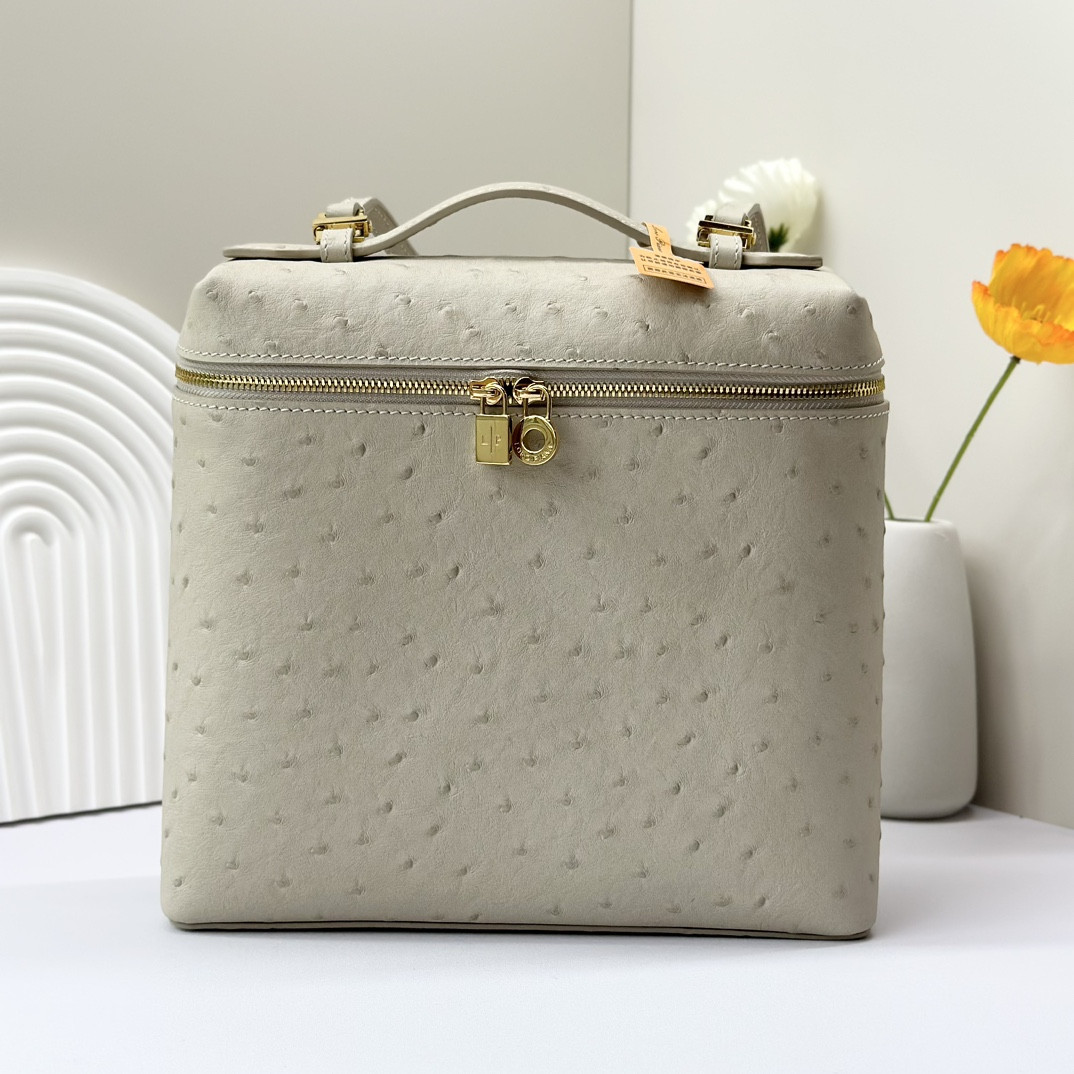 L**o p*ana Extra Pocket backpack L23.5 Ostrich-grained Leather 23 x 21 x 8 cm